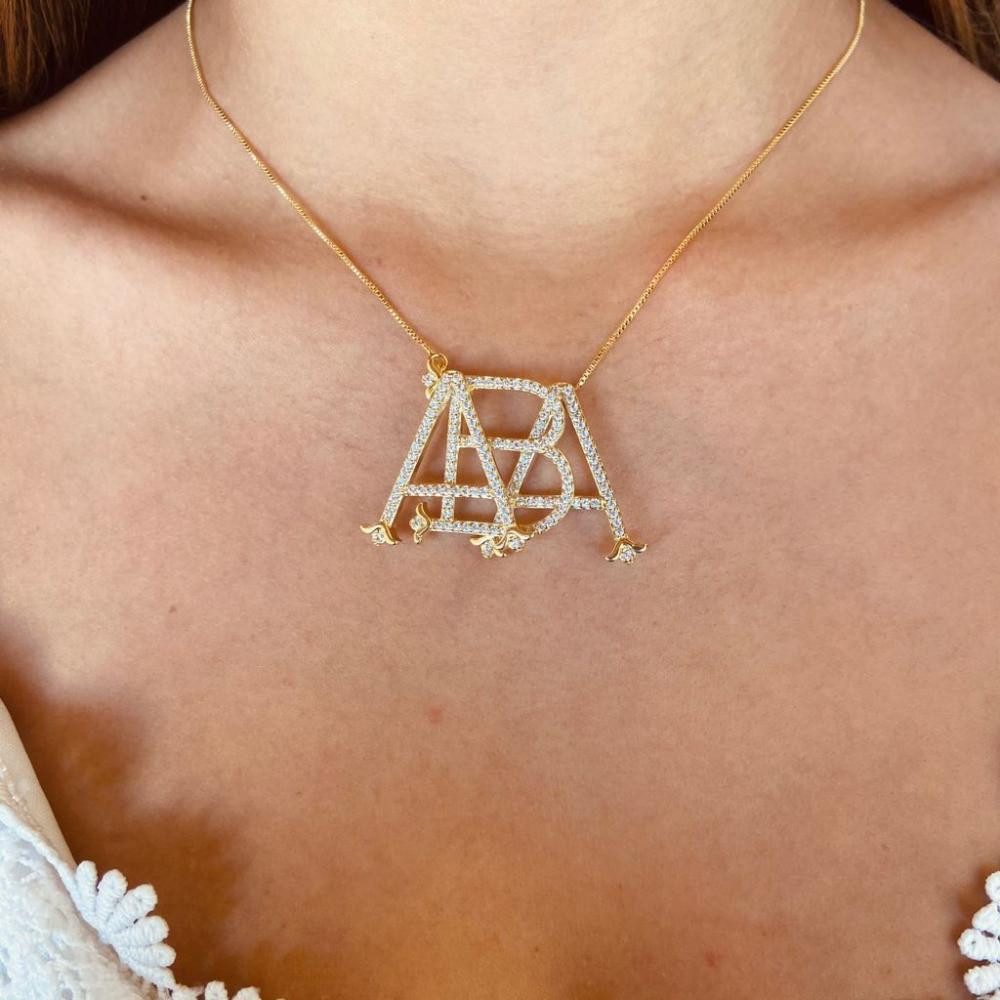 Colar monograma com três letras cravejadas com zircônia