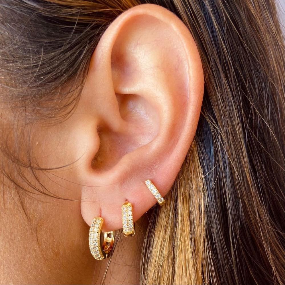 Dueto de argolas cravejadas com zircônia folheado a ouro 18k  