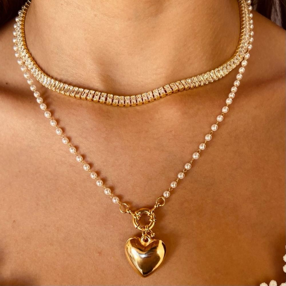 Colar com corrente de pérolas e pingente de coração com fecho de boia folheado a ouro 18k