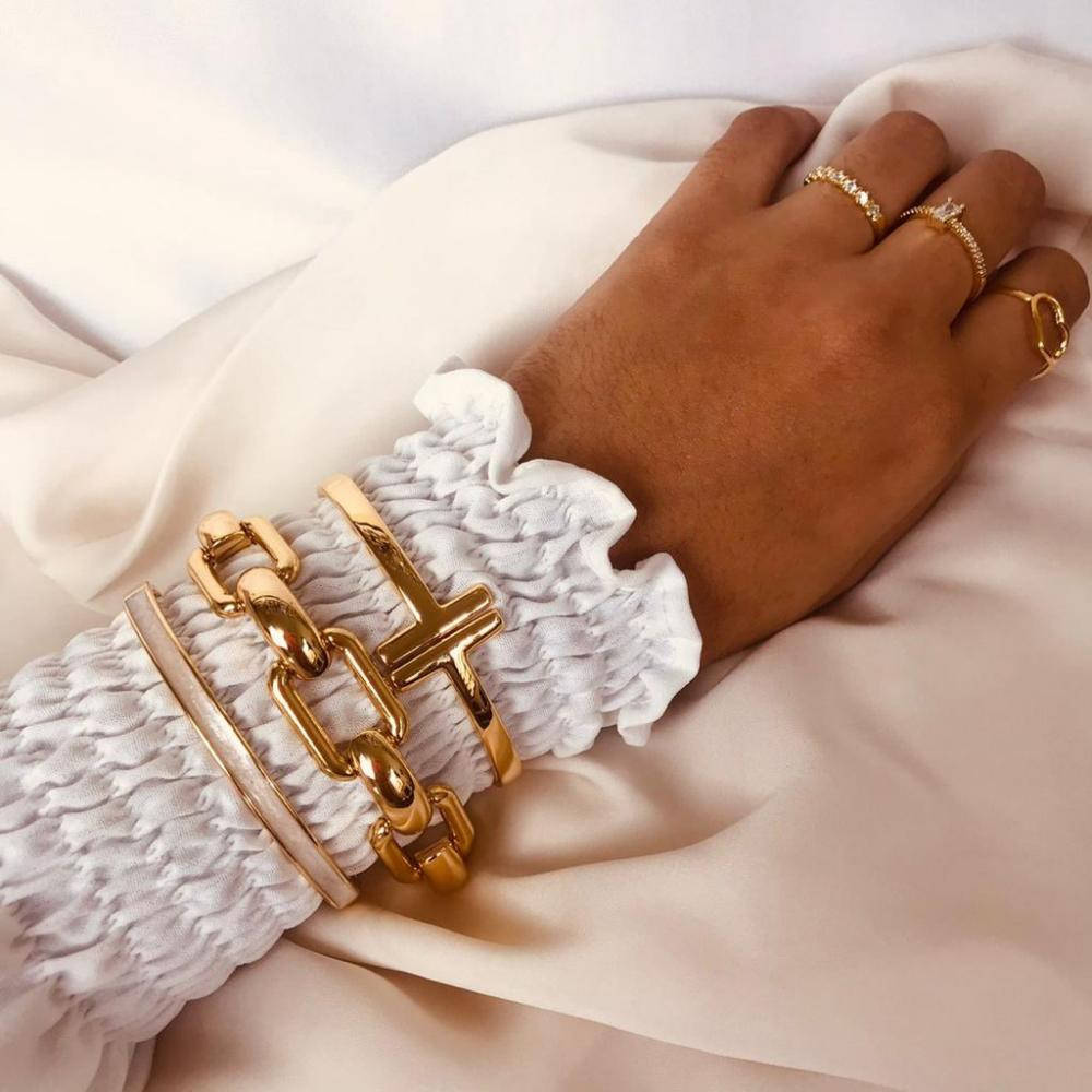 Pulseira bracelete resinado cor bege folheado a ouro 18k