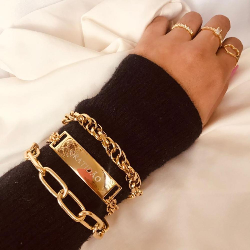 Pulseira de elos com fecho imã e pingente de placa gratidão folheado a ouro 18k