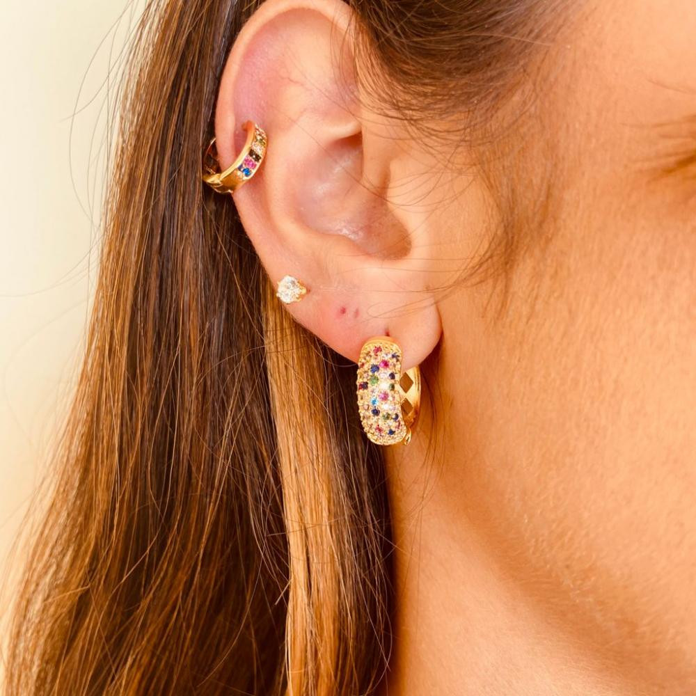 Argola cravejada com zircônia colorida folheada a ouro 18k