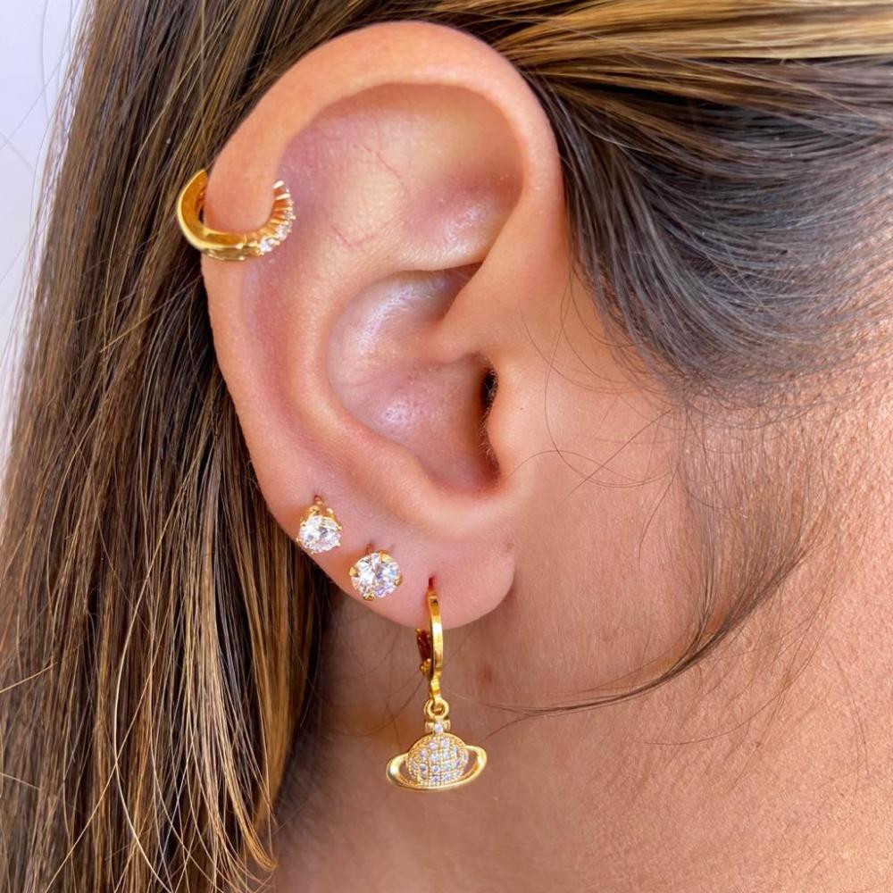 Brinco argolinha click com pingente de planeta banhado a ouro 18k 