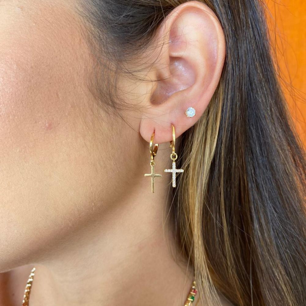 Argola click com pingente de cruz cravejada folheado a ouro 18k