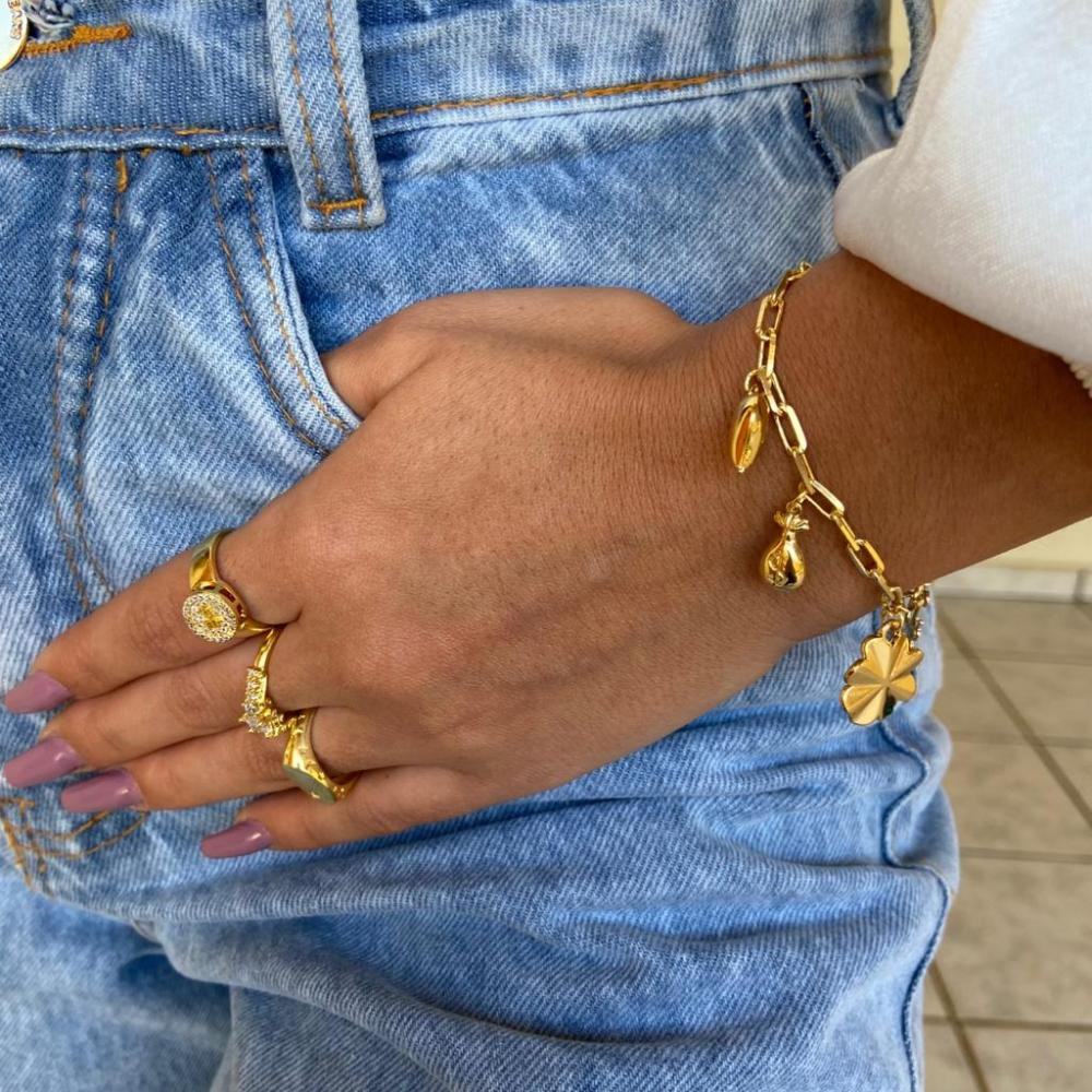 Pulseira de elos com pingentes variados banhada a ouro 18k 