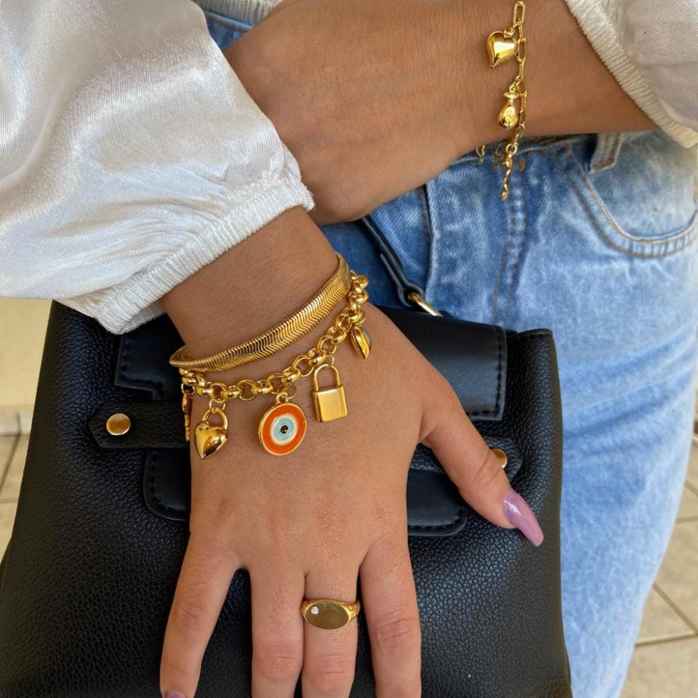 Pulseira  com corrente de elo português e pingentes diversos banhada a ouro 18k