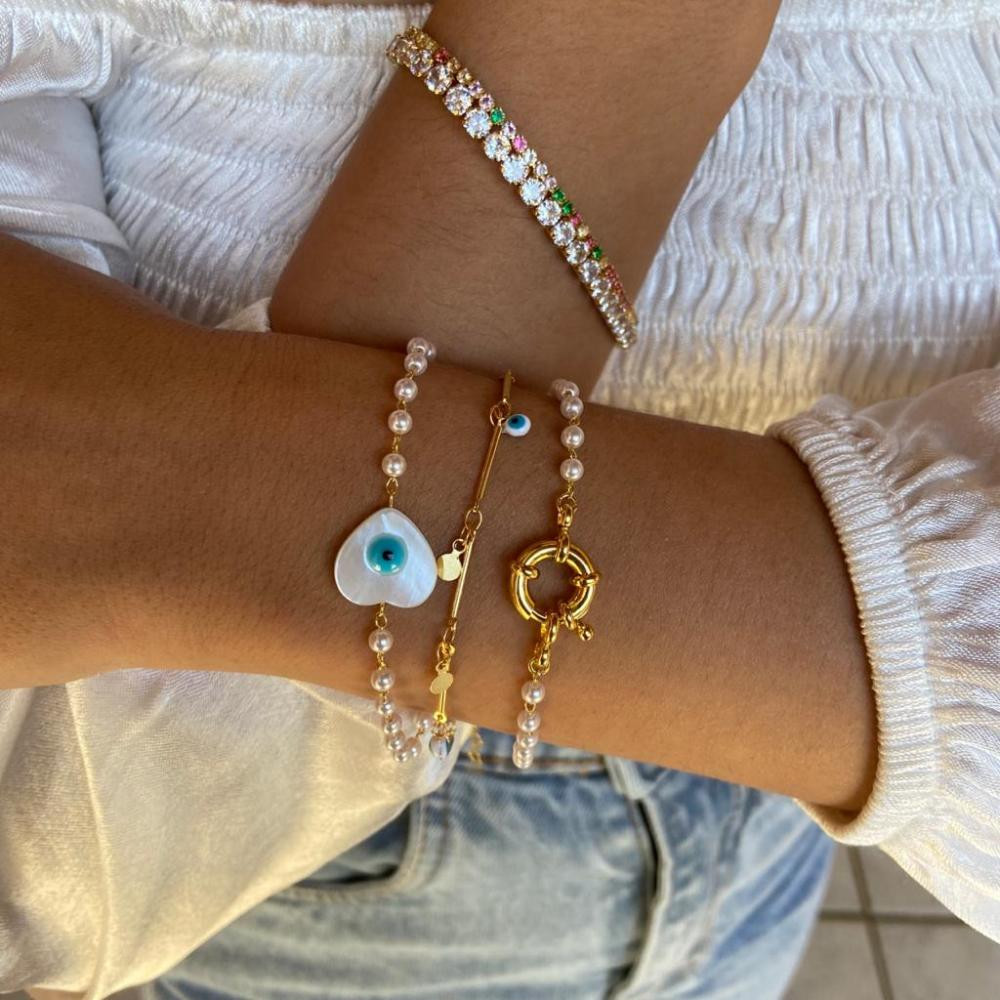 Pulseira com corrente de pérola e fecho de boia banhada a ouro 18k 