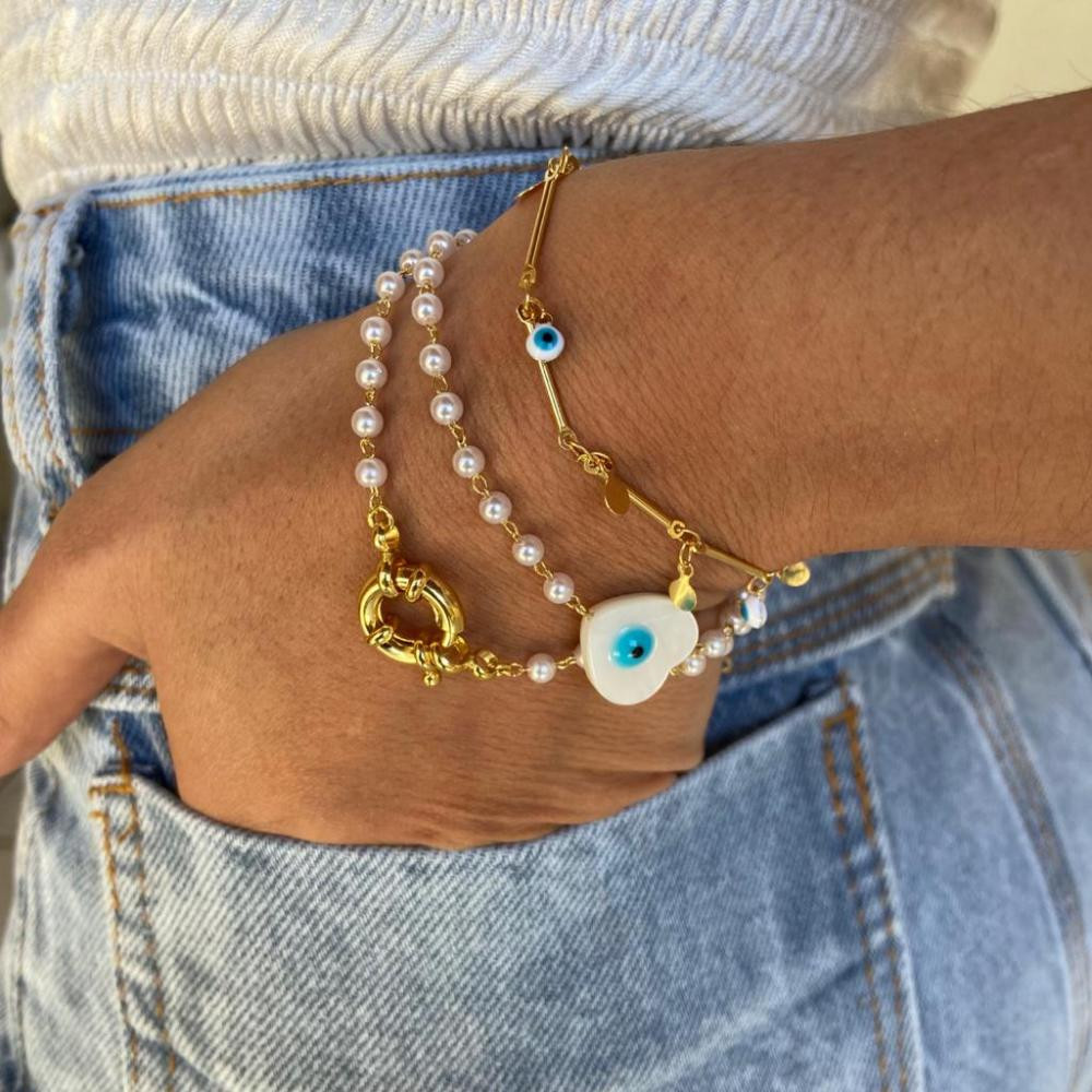 Pulseira de pérola e pingente de coração de madrepérola com olho grego banhada a ouro 18k  