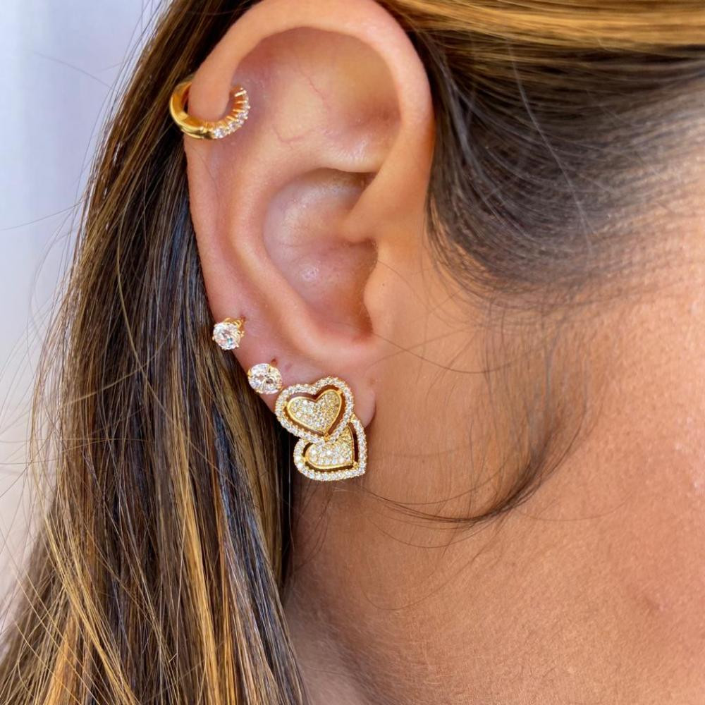 Brinco com dois corações cravejados folheado a ouro 18k 