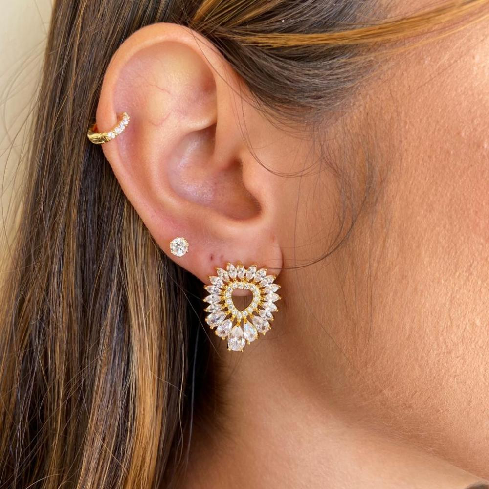 Brinco de coração cravejado com zircônia folheado a ouro 18k