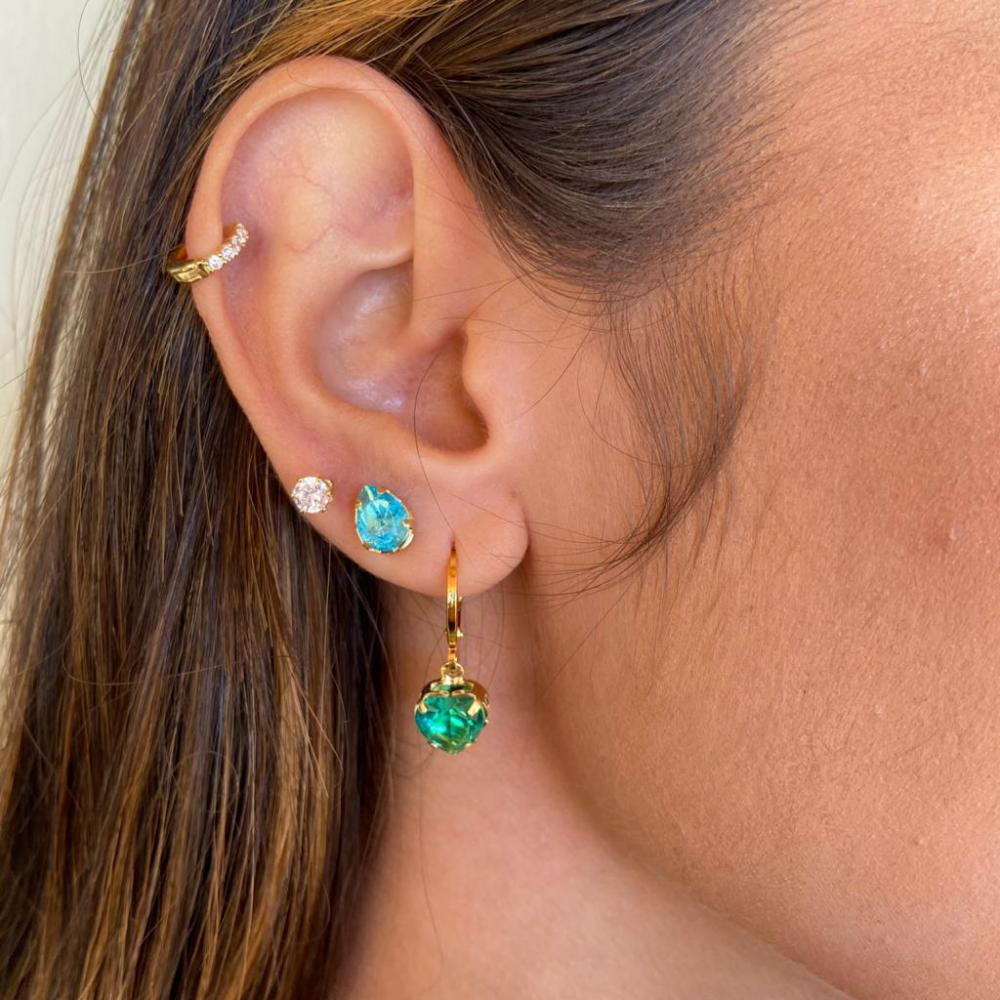 Brinco de gota cravejado com zircônia na cor azul fusion banhado a ouro 18k 
