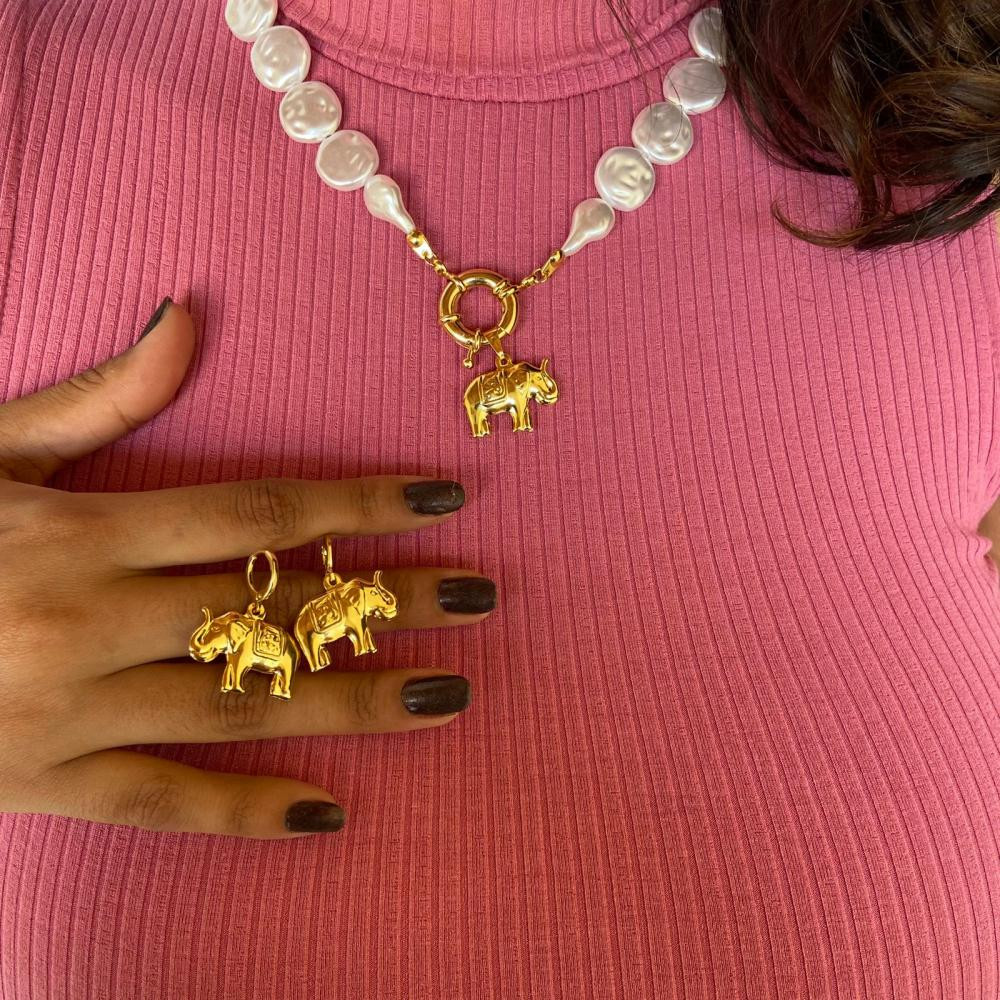 Brinco argola click com pingente de elefante folheado a ouro 18k