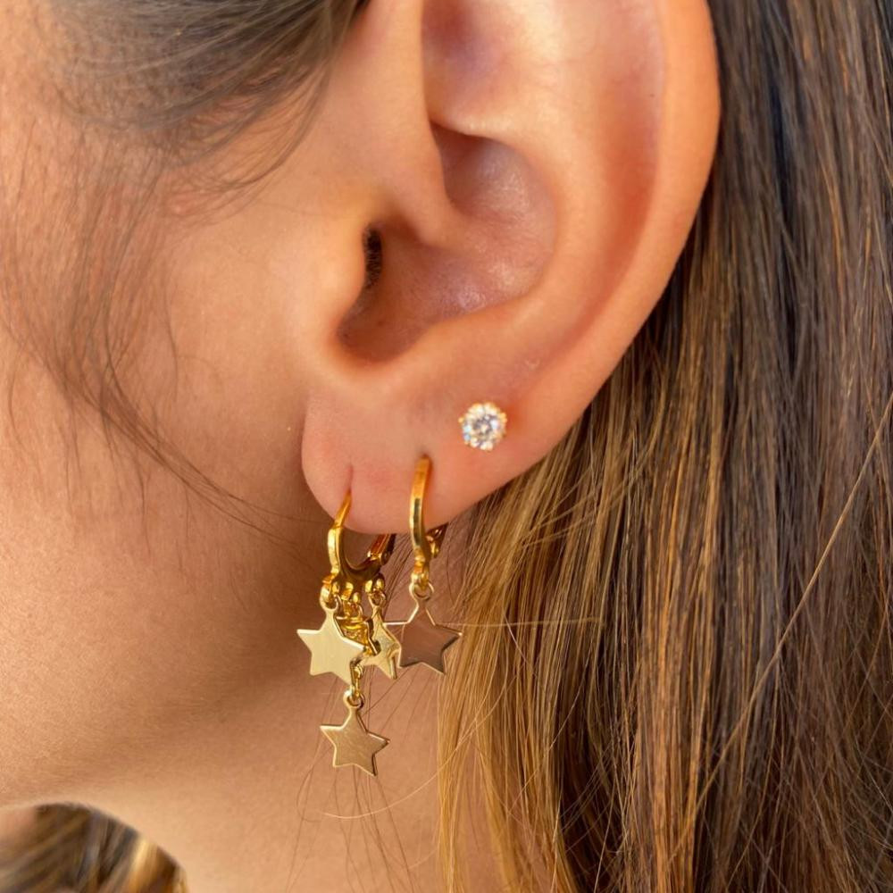 Brinco argola click com pingentes de estrelas e ponto de luz folheado a ouro 18k 