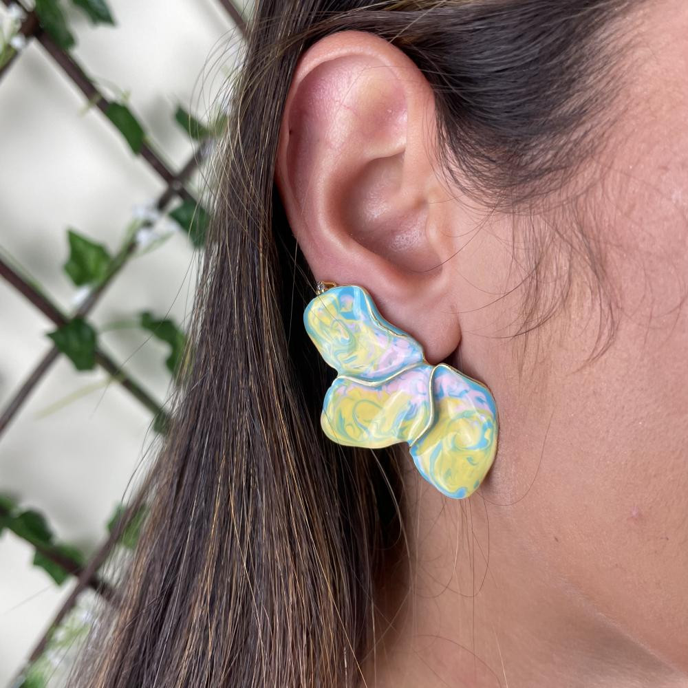 Brinco resinado tie-dye folheado a ouro 18k 