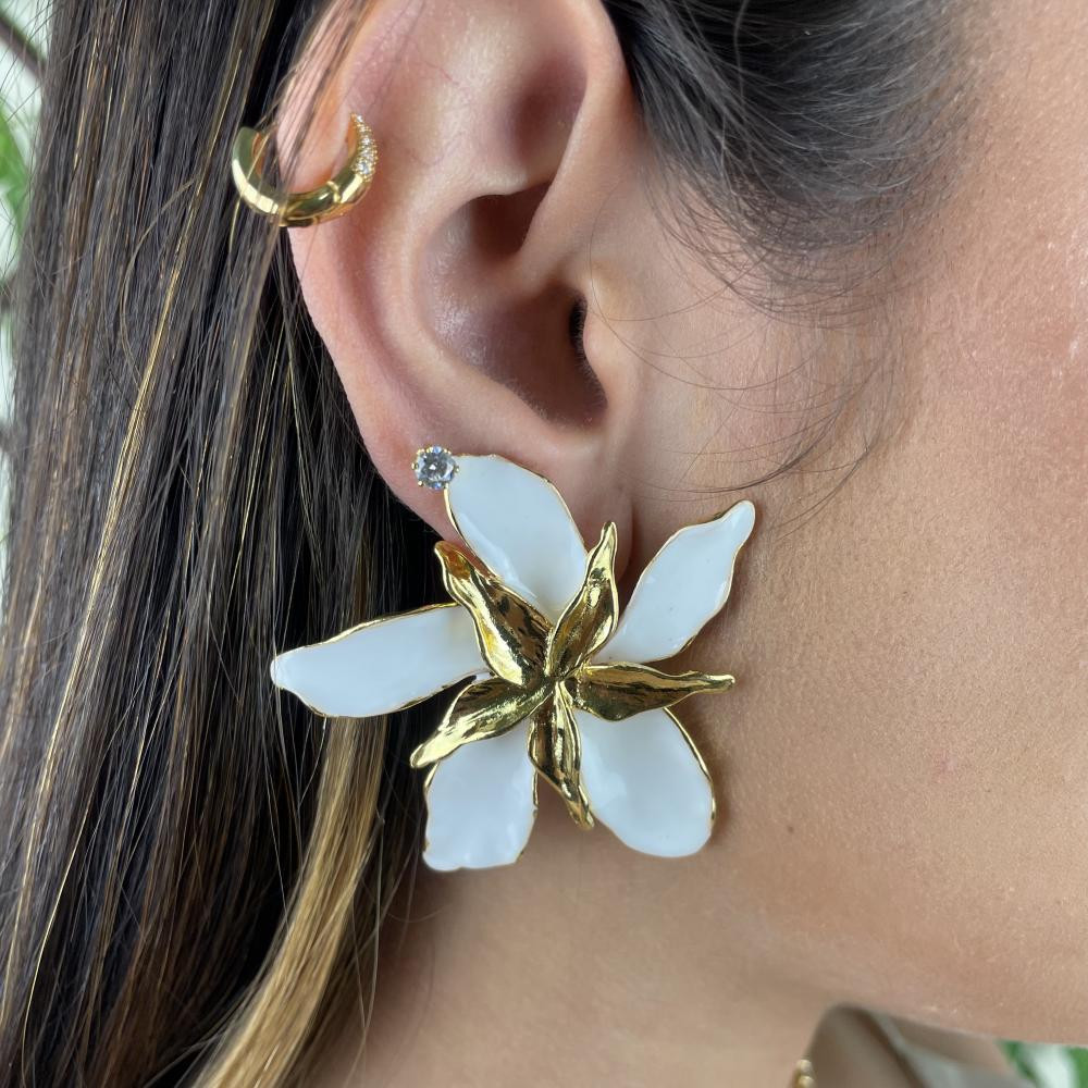 Brinco de flor esmaltado folheado a ouro 18k 