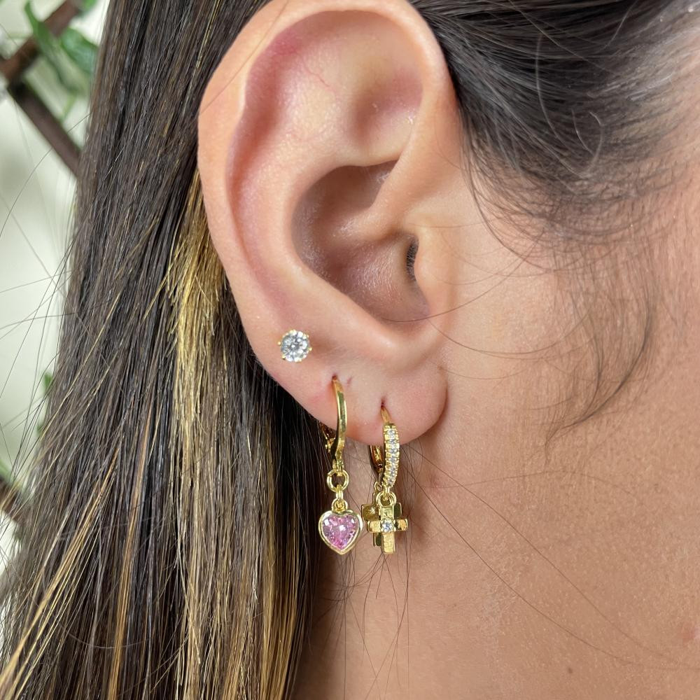 Brinco de argola cravejada click com pingente de cruz cravejado folheado  a ouro 18k