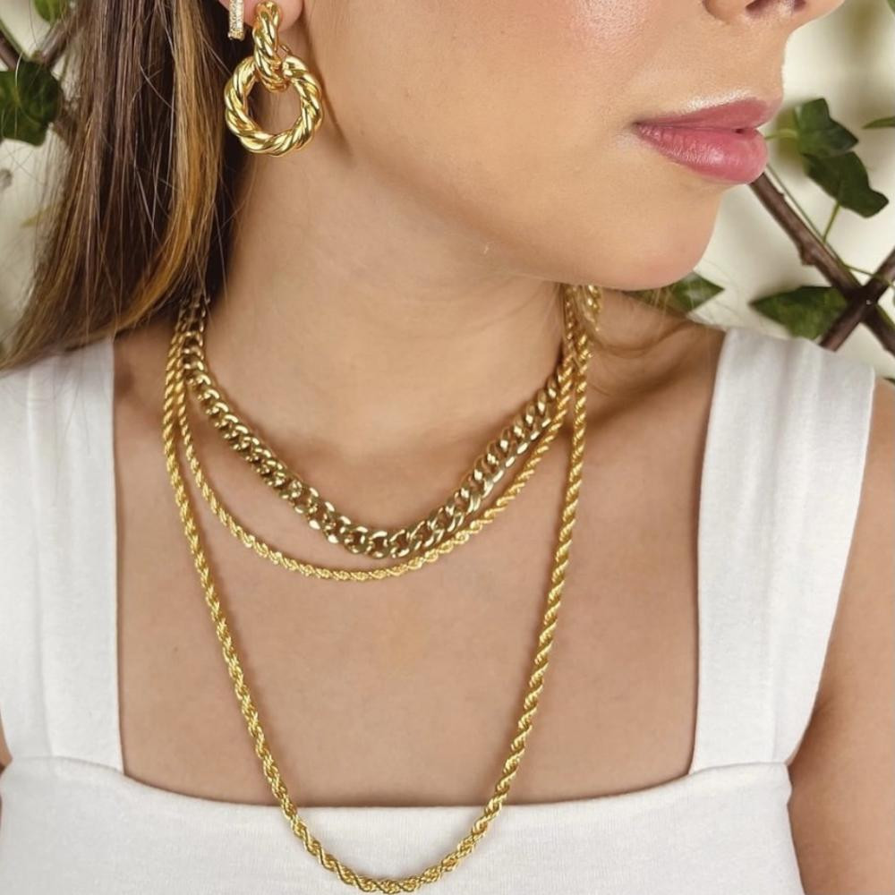 Brinco argola de tubo torcido banhado a ouro 18k 