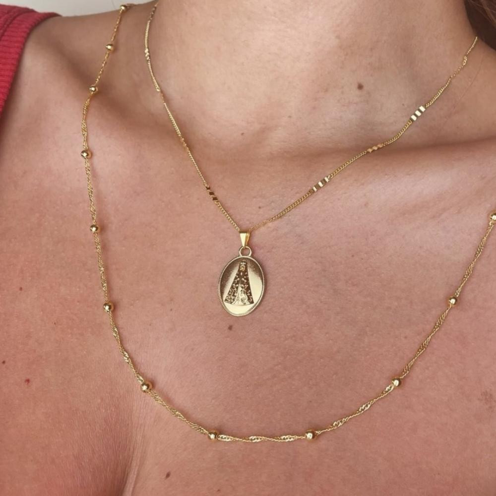 Colar com corrente chapada e pingente de Nossa Senhora banhado a ouro 18k
