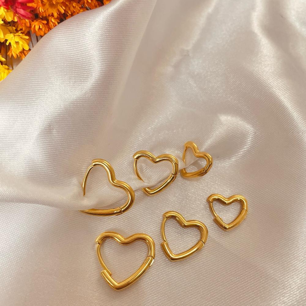 Trio de argolas de coração liso banhado a ouro 18k