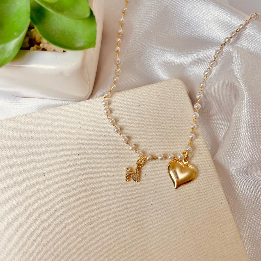Colar personalizado com corrente de pérola pingente de letra e coração banhado a ouro 18k
