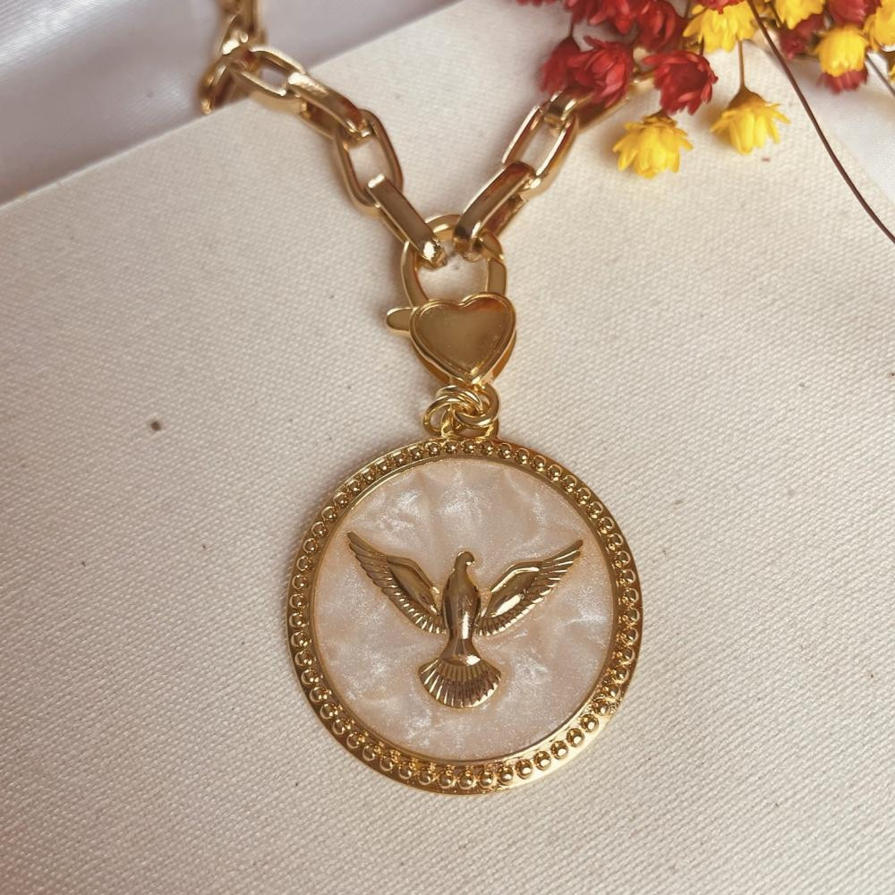 Colar com elo retangular e pingente de pomba do Espirito Santo resinado folheado a ouro 18k