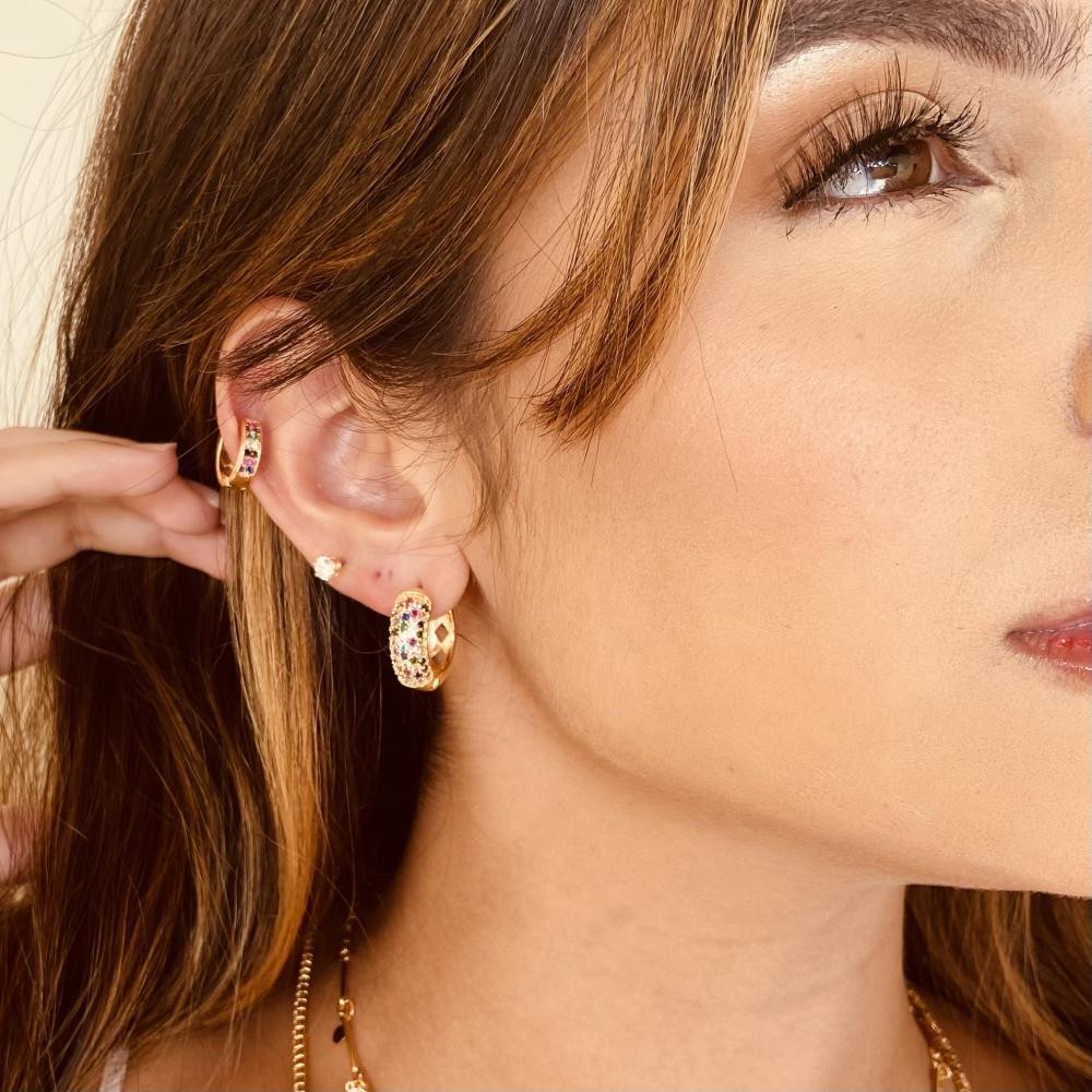Argola cravejada com zircônia colorida folheada a ouro 18k
