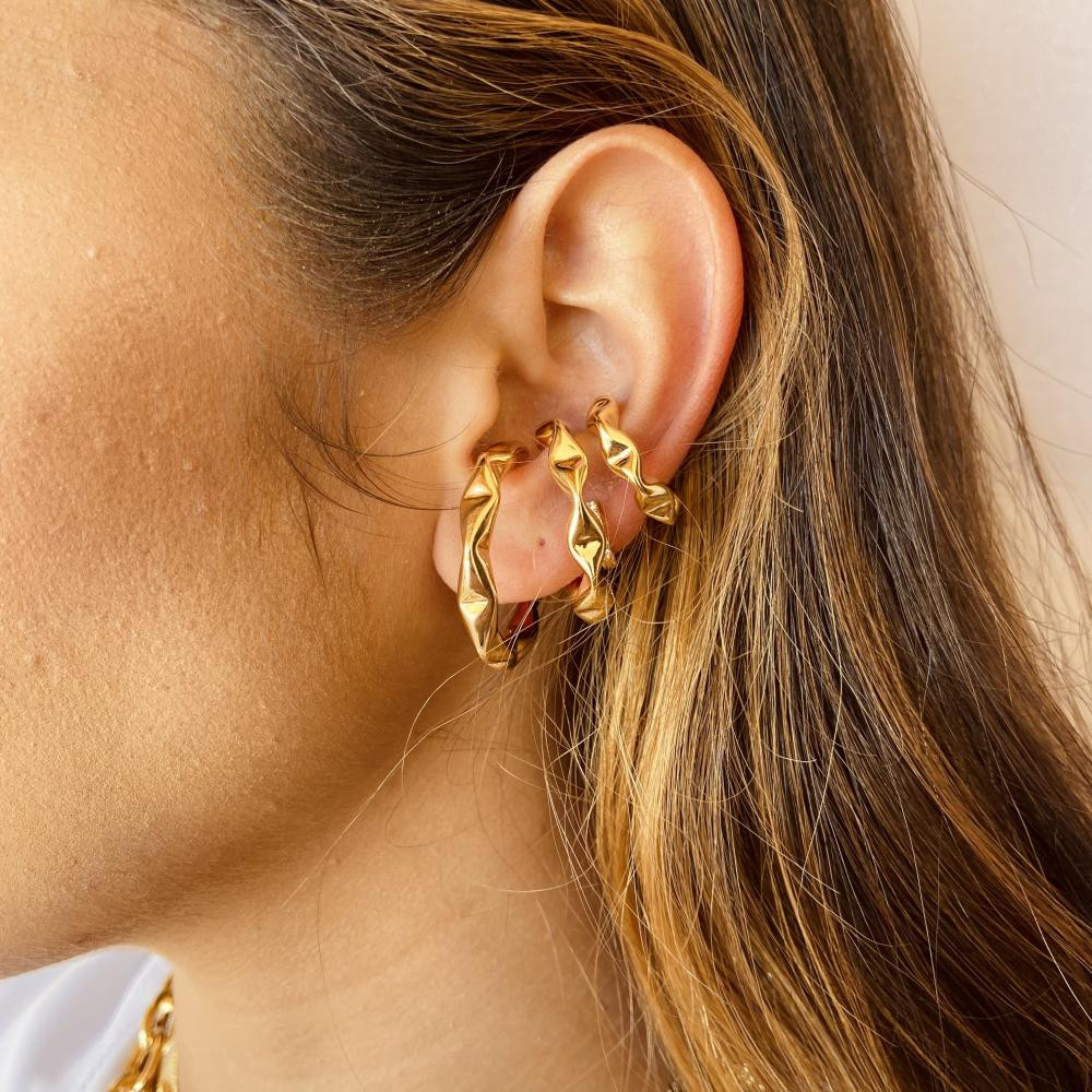 Brinco piercing fake grande juliete ondulado folheado a ouro 18k
