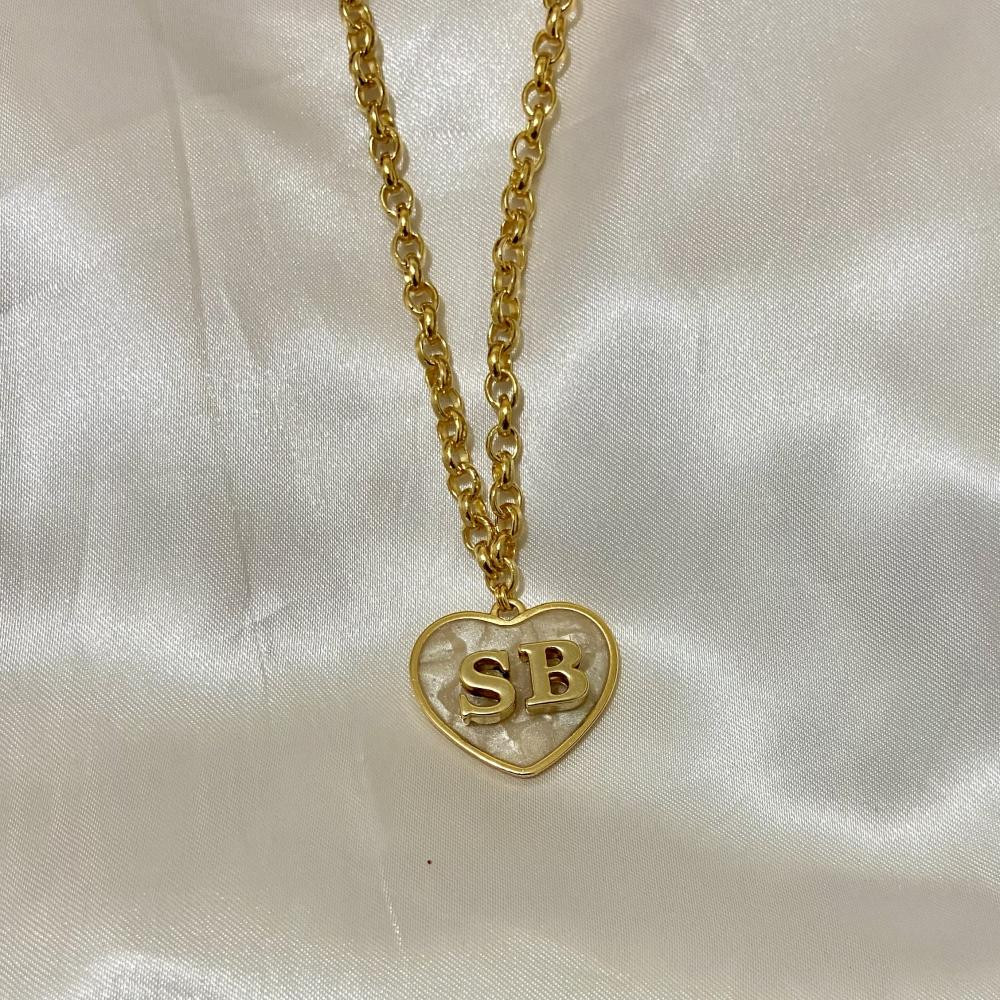 Colar personalizado com coração em madrepérola e letras na corrente elo português banhado a ouro 18k 