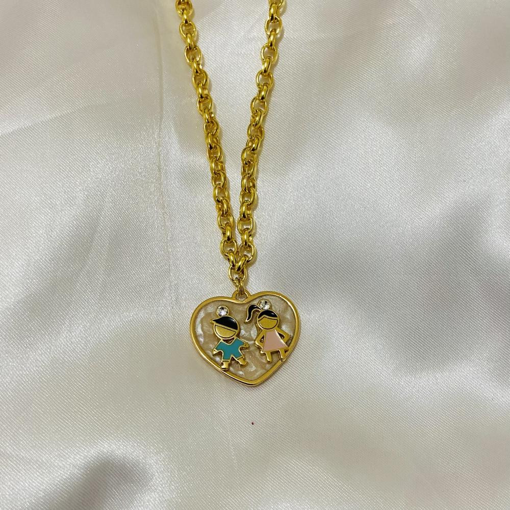 Colar personalizado com coração em madrepérola e bonecos na corrente elo português banhado a ouro 18k 