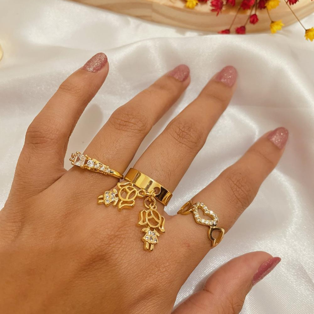 Anel personalizado regulável com pingente e letra cravejada banhado a ouro 18k