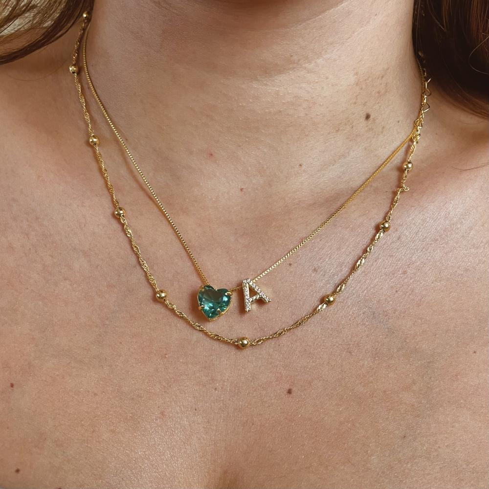 Colar personalizado com pingente de letra cravejado e coração banhado a ouro 18k