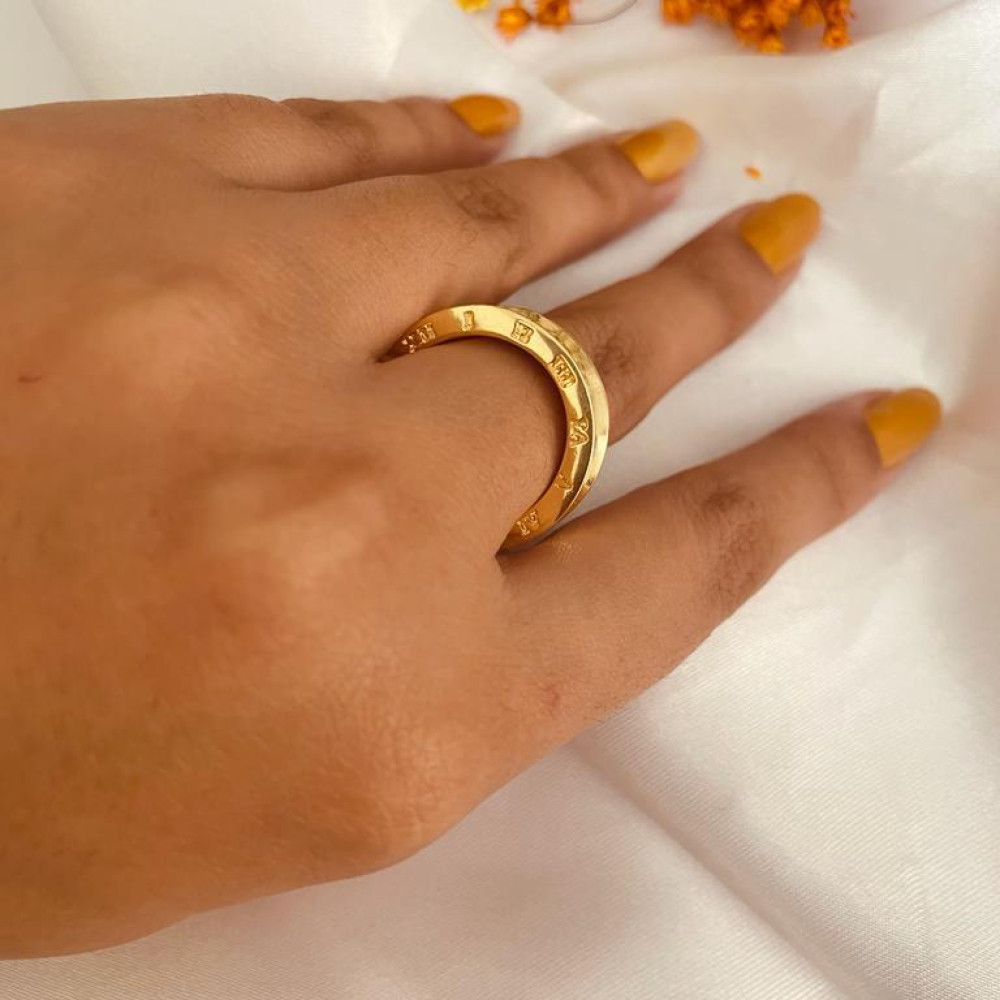 Anel número romanos atemporal banhado a ouro 18k