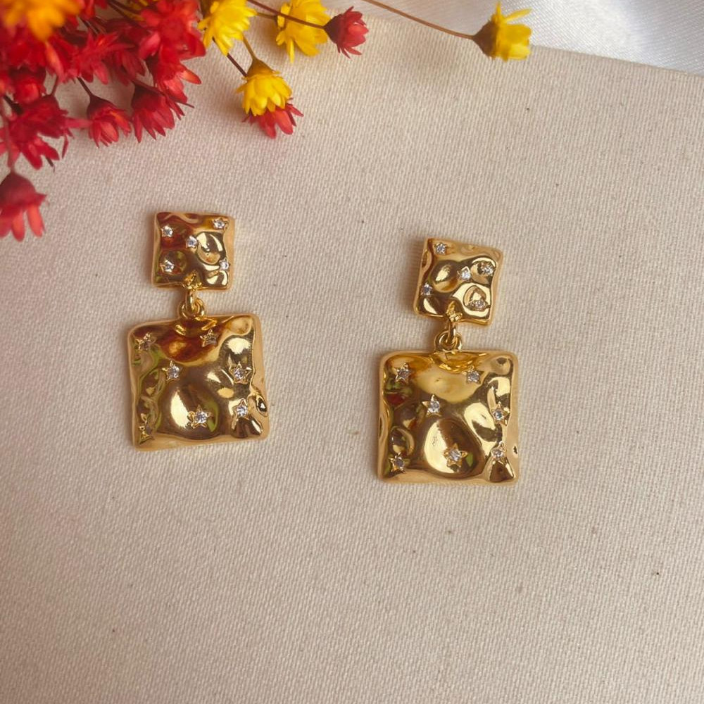 Brinco quadrado martelado cravejado com zircônia banhado a ouro 18k
