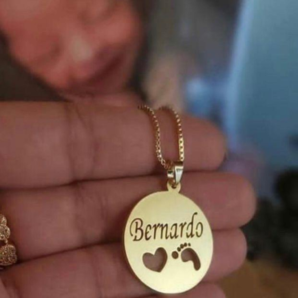 Colar mandala de medalha com nome e mais detalhes banhado a ouro 18k
