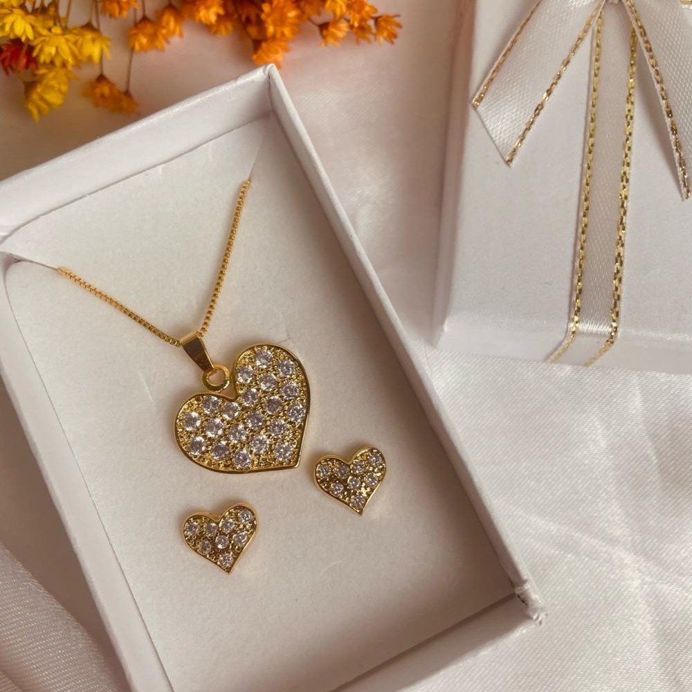 Conjunto de coração cravejado com zircônia banhado a ouro 18k