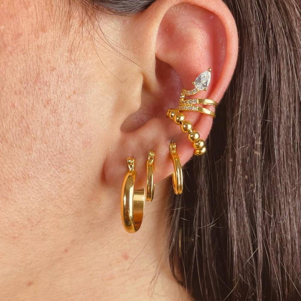Piercing fake cravejado com pingente de gota banhado a ouro 18k