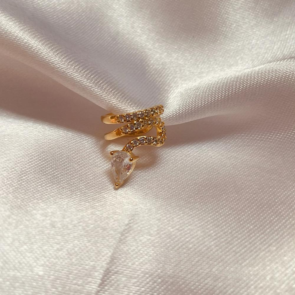 Piercing fake cravejado com pingente de gota banhado a ouro 18k