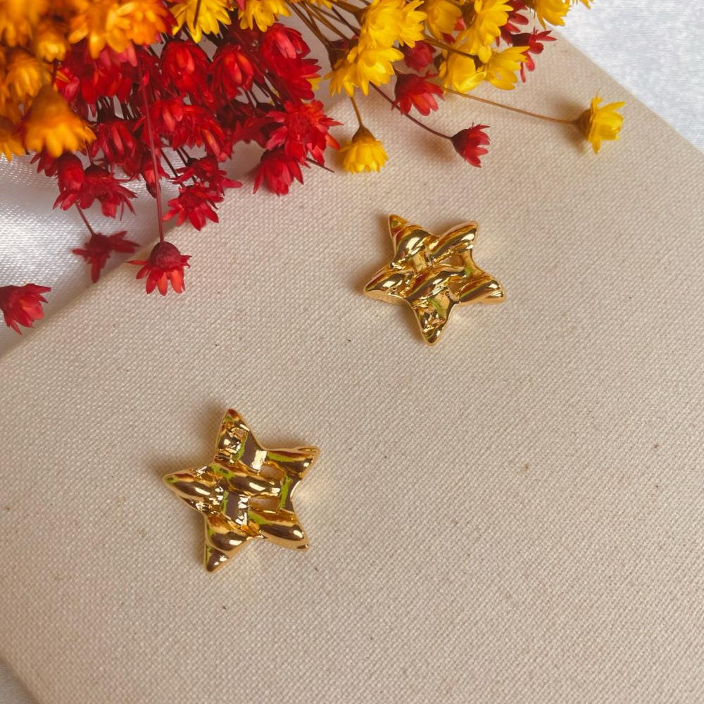 Brinco de estrela martelado banhado a ouro 18k