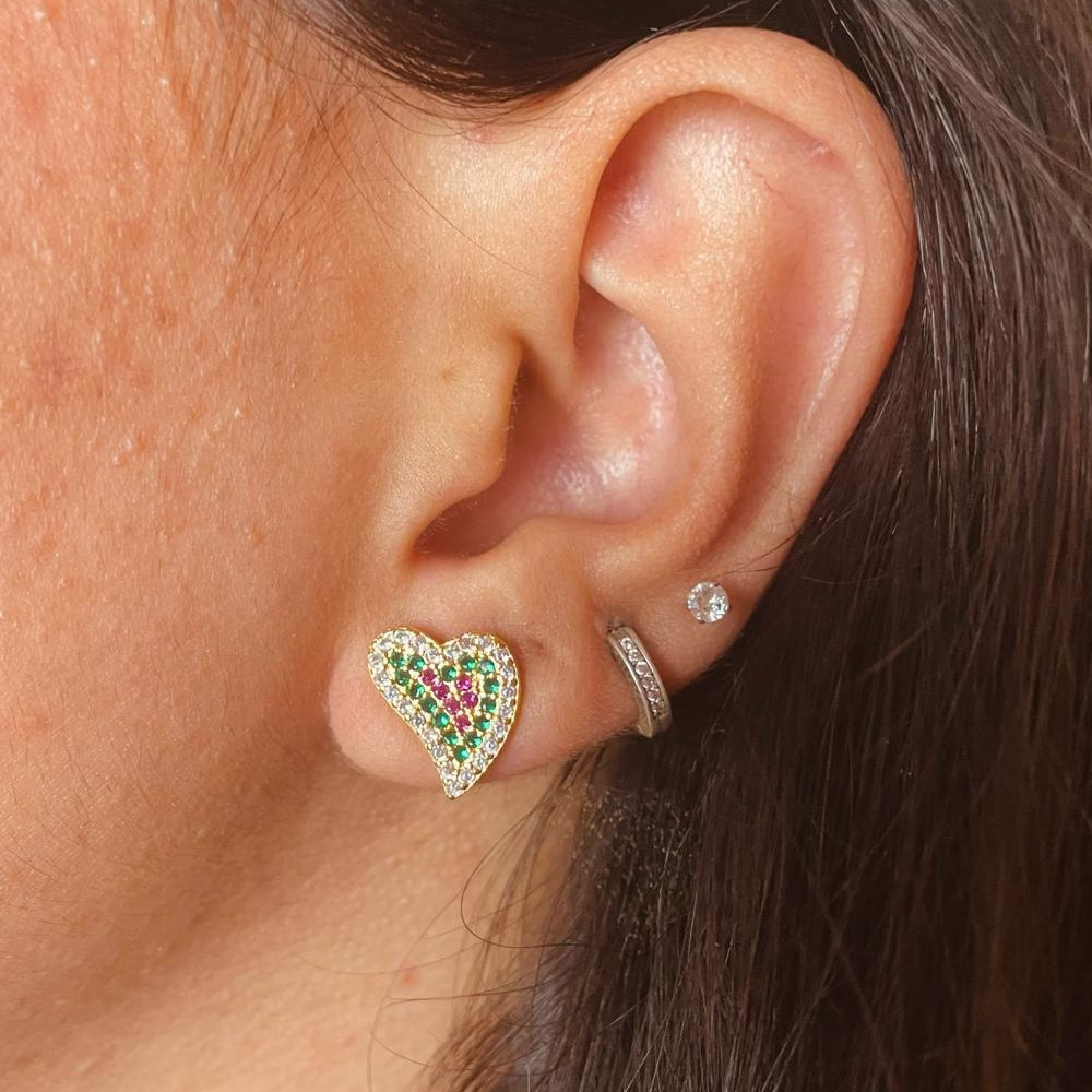 Brinco de coração cravejado com zircônia colorida banhado a ouro 18k 