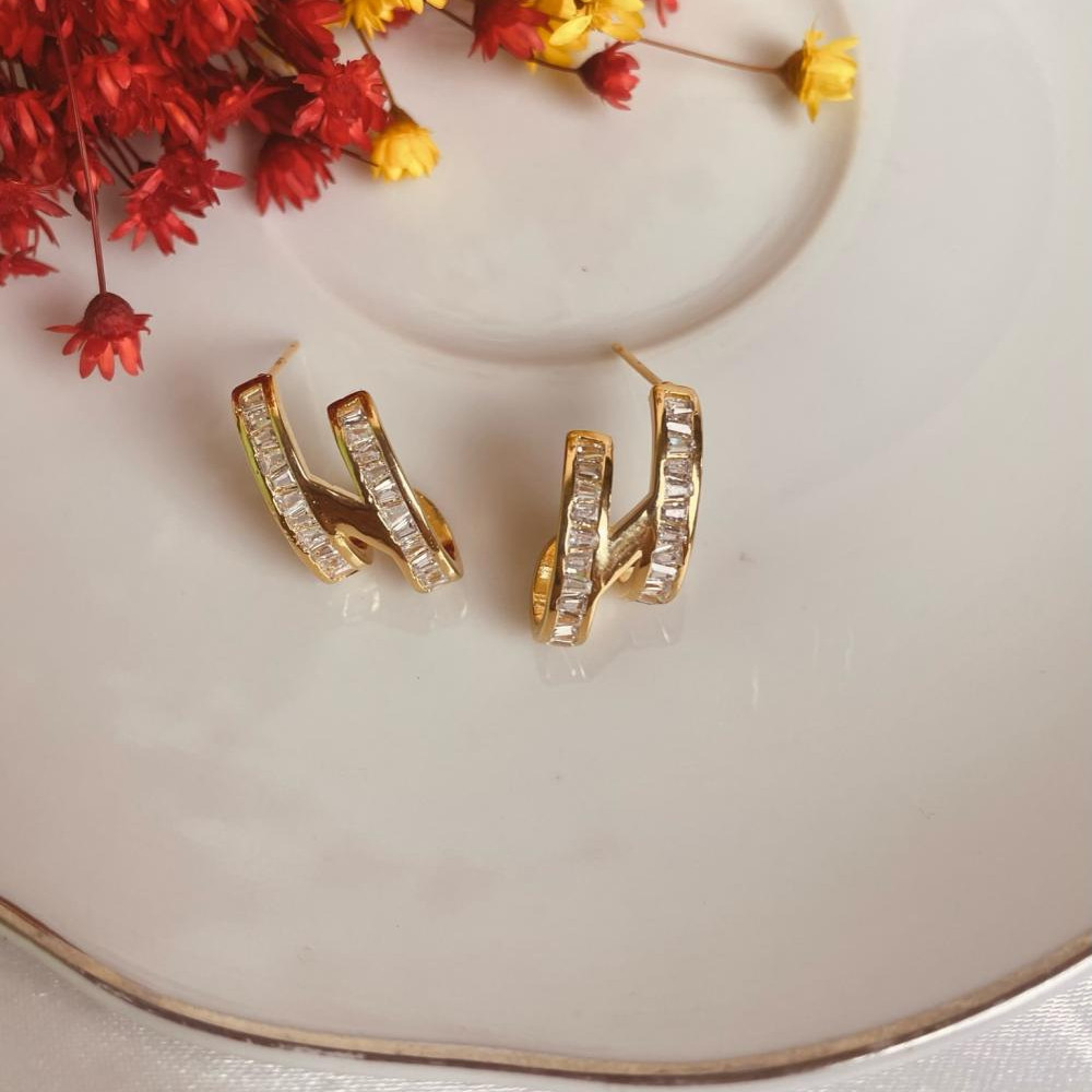 Brinco earhook cravejado com zircônia cristal banhado a ouro 18k 