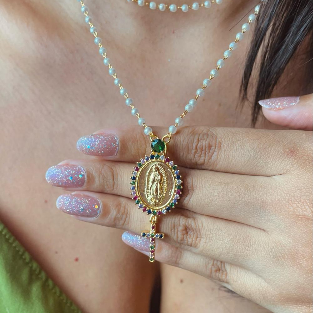 Colar com pingente de nossa senhora cravejado com zircônia e corrente de pérola banhado a ouro 18k