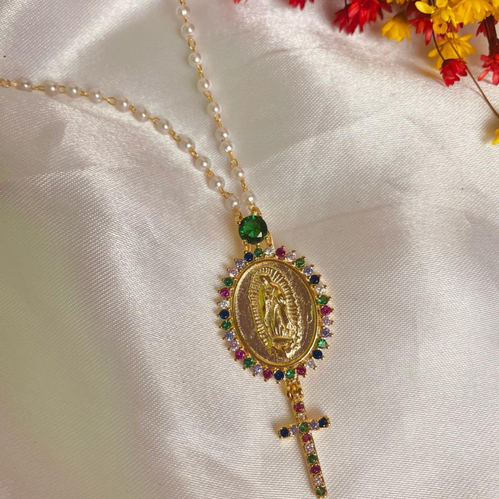 Colar com pingente de nossa senhora cravejado com zircônia e corrente de pérola banhado a ouro 18k