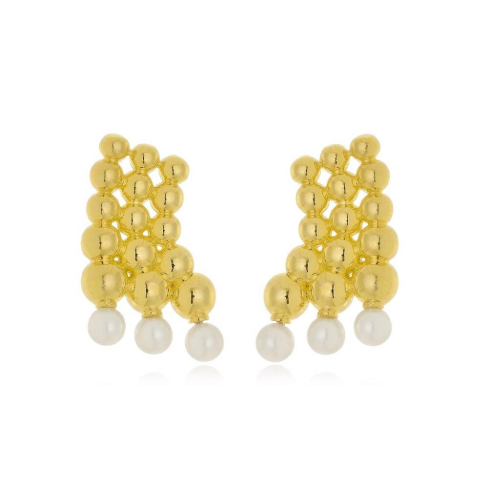 Brinco atemporal de bola com pérolas banhado a ouro 18k 