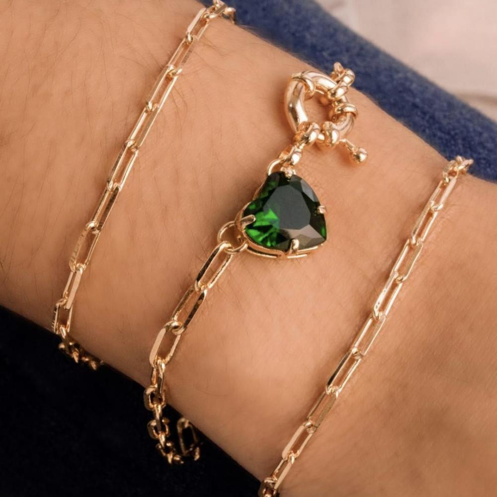 Trio de pulseiras com fecho boia e pingente de coração cravejado banhado a ouro 18k