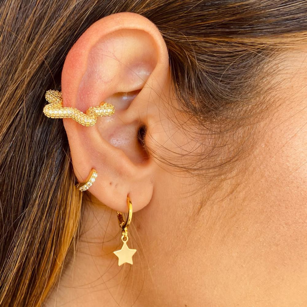Brinco argola click de estrela banhado a ouro 18k.
