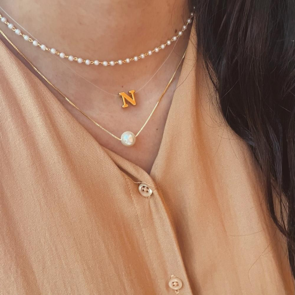 Colar Sofia com pingente de pérola solitária pequena banhado a ouro 18k 