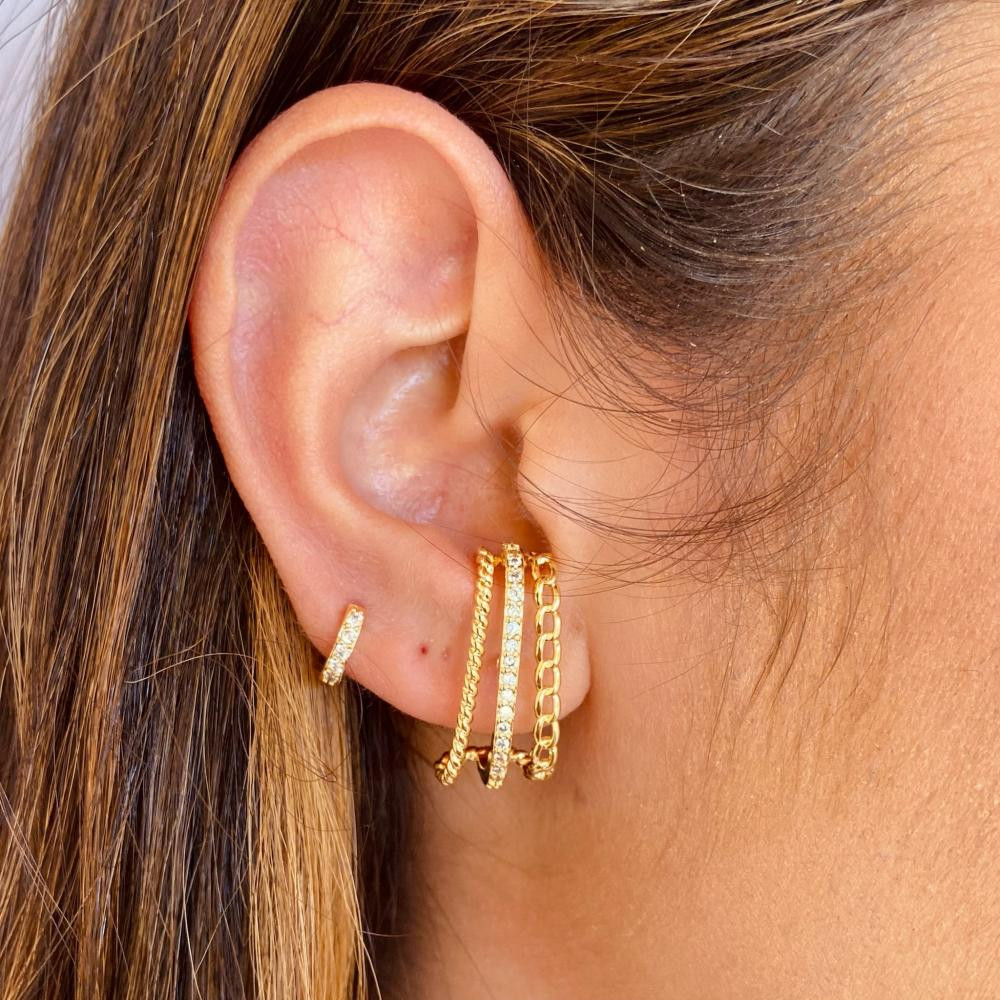 Brinco earhook cravejado com zircônia folheado a ouro 18k 