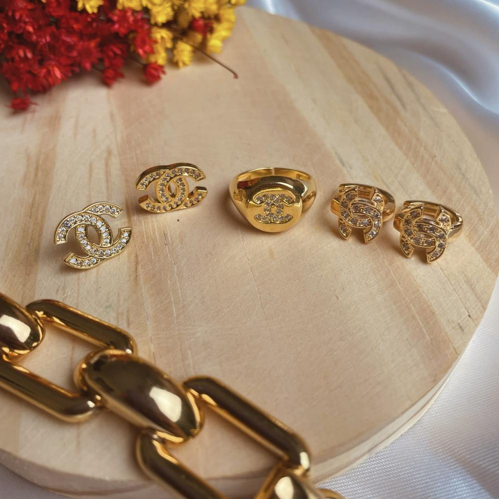 Brinco de argola X cravejado com zircônia banhado a ouro 18k 
