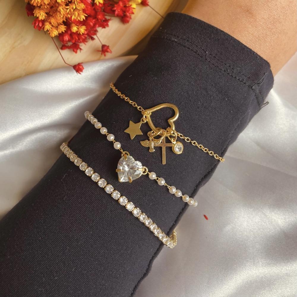 Pulseira Helena com micro pérolas e pingente de coração banhada a ouro 18k
