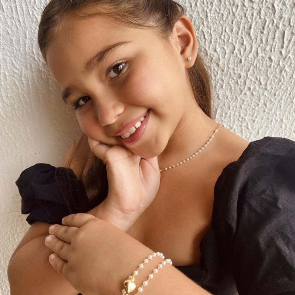 Pulseira infantil com corrente de pérola e pingente de coração banhada a ouro 18k 